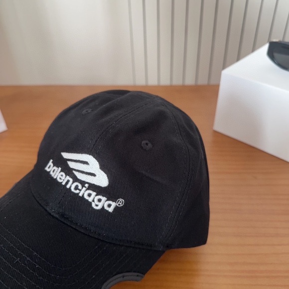 NWT Balenciaga 3B Logo Distressed Baseball Cap main image 5